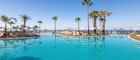 Piscine couverte, 4 piscines extérieures, parasols de plage