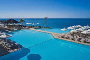 Piscine couverte, 4 piscines extérieures, parasols de plage