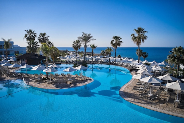 Kolam renang indoor dan 4 kolam renang outdoor