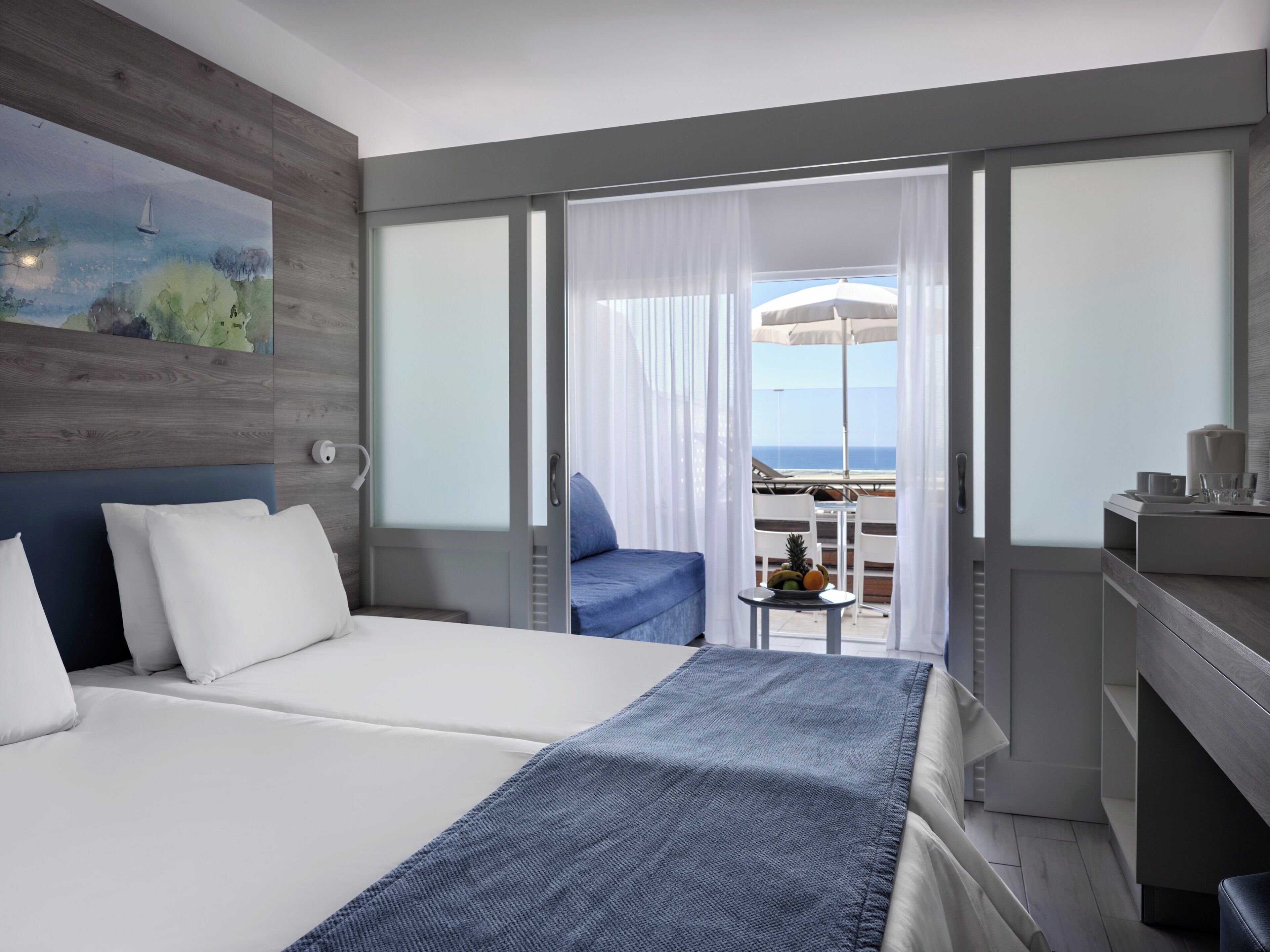 Superior Family Room Sea View | Escritorio, tabla de planchar con plancha, wifi gratis y ropa de cama 
