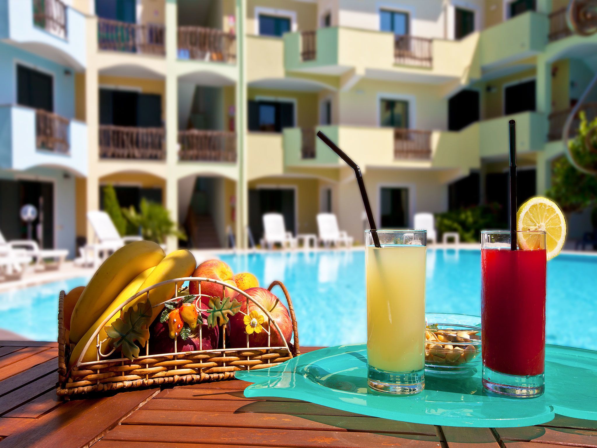 Piscine extérieure (ouverte en saison), parasols de plage