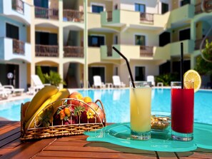 Außenpool (je nach Saison geöffnet), Sonnenschirme