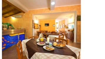 Café da manhã continental todos os dias (EUR 12 por pessoa)