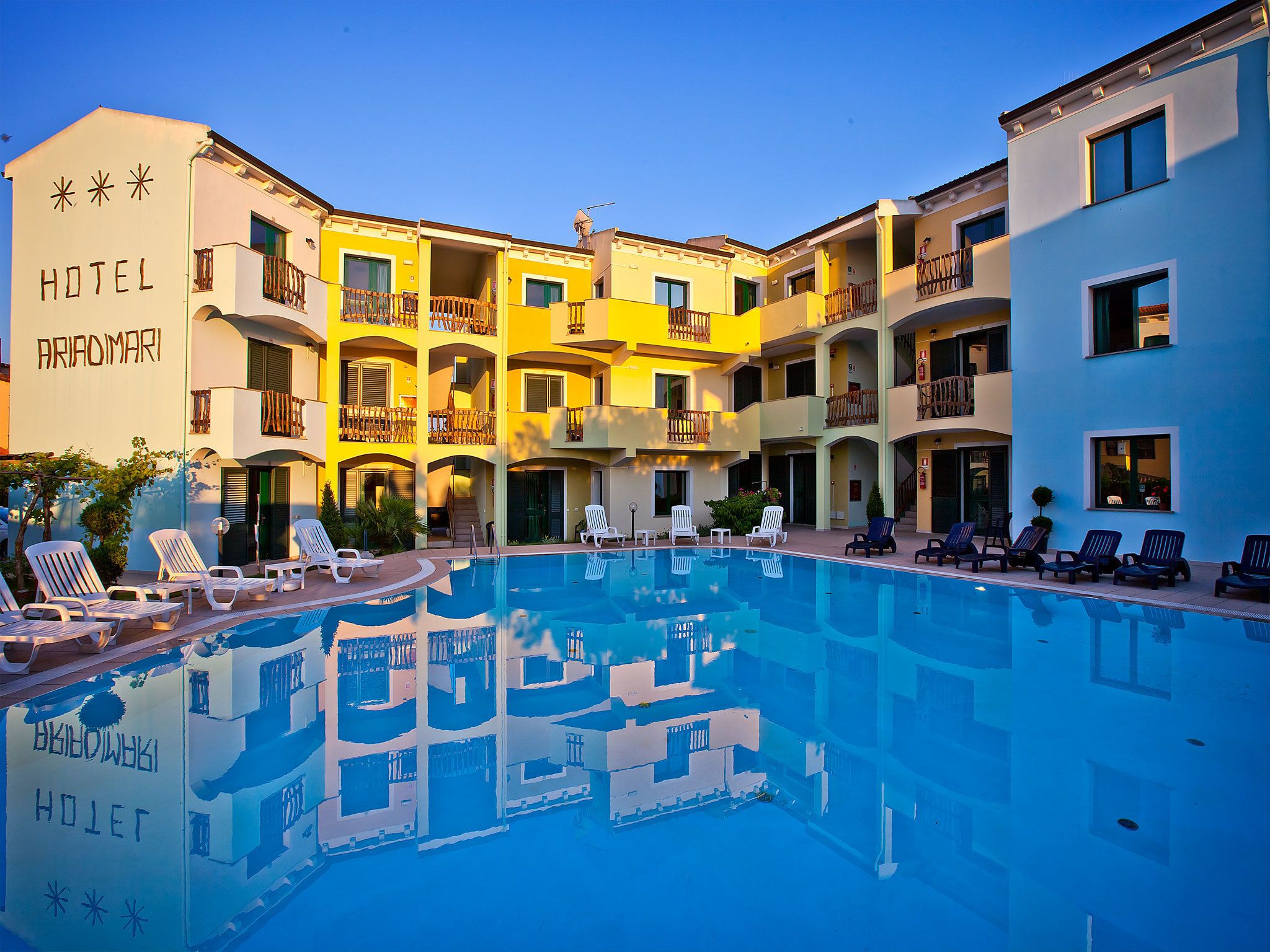 Außenpool (je nach Saison geöffnet), Sonnenschirme