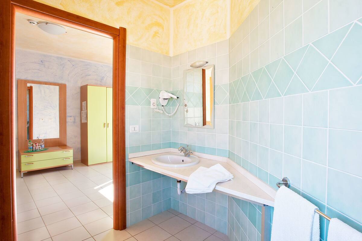 standard double room | bathroom sink