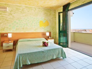 Escritorio, cortinas blackout, cunas y wifi gratis 