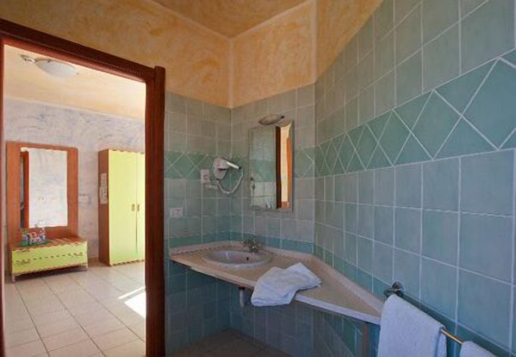superior double room | bathroom | shower, free toiletries, bidet, towels
