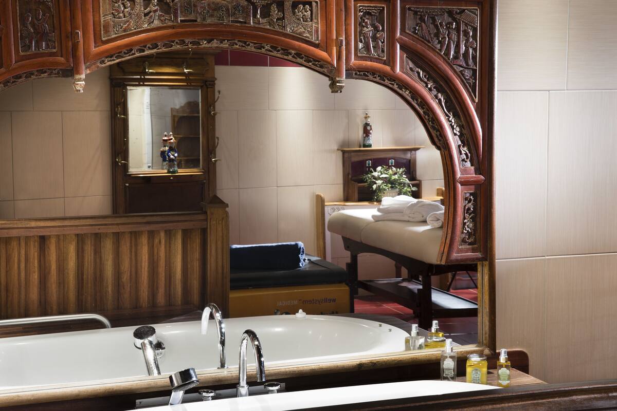 signature suite, jetted tub (spa 1001 nuits) | bathroom | hair dryer, towels