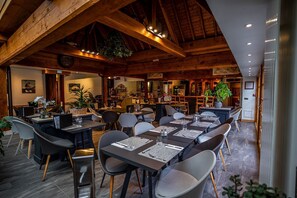 Se sirven cenas y cocina regional 