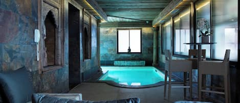 Innenpool, geöffnet von 10:30 Uhr bis 19:00 Uhr, LiegestĂŒhle