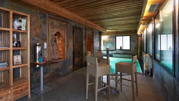 Piscina coperta, con ingresso dalle 10:30 alle 19:00, lettini