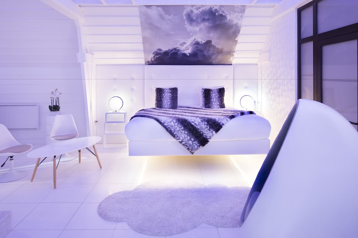 romantic suite, 1 king bed, hot tub | individually decorated, individually furnished, iron/ironing board