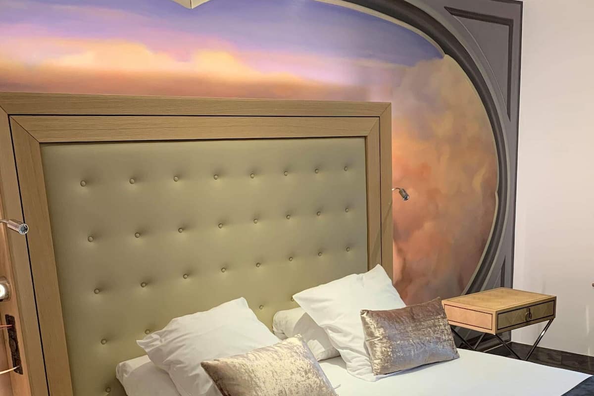 Traditional Room, 1 Double Bed, Accessible, Private Bathroom | Individually decorated, individually furnished, iron/ironing board