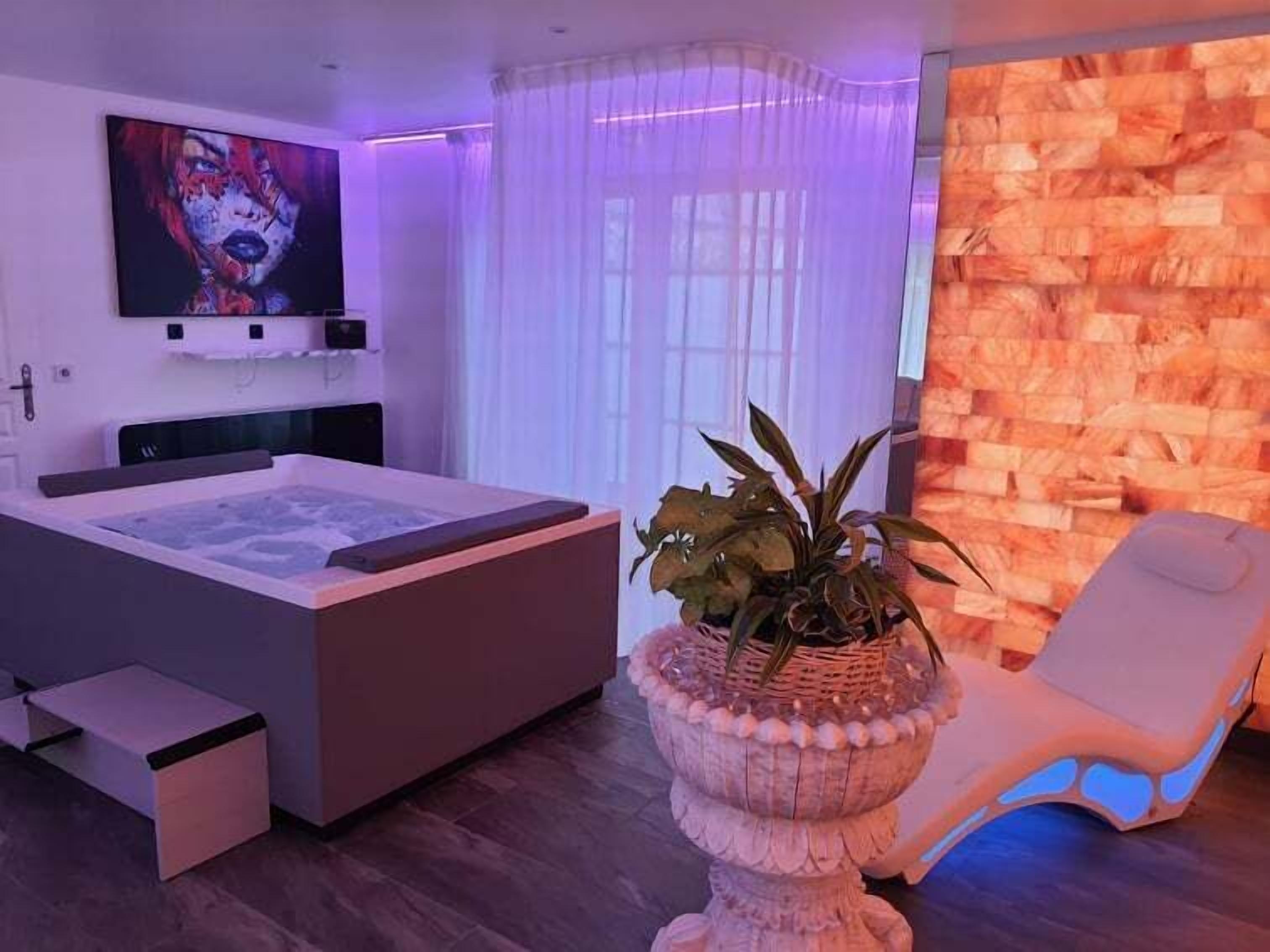 couples treatment room(s), sauna, hot tub, steam room, body treatments