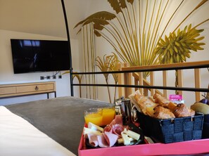 Habitación romántica, 1 cama matrimonial, baño privado | Decoración personalizada y muebles diferentes 