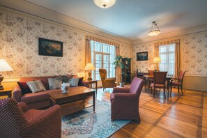 81-厘米智能电视（配备卫星频道）