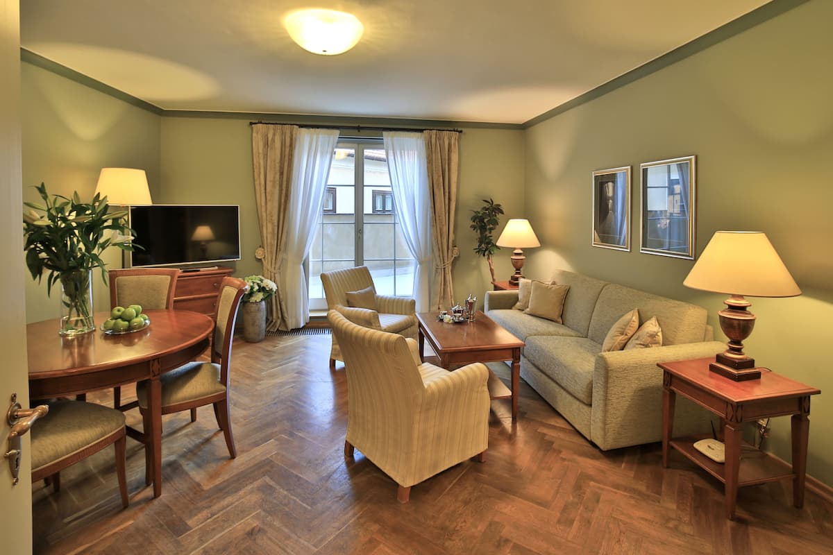 Comfort appartement, 2 slaapkamers | Woonkamer | Een 81-cm smart-tv met satellietzenders