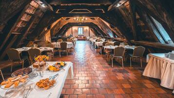 Café da manhã completo grátis todos os dias