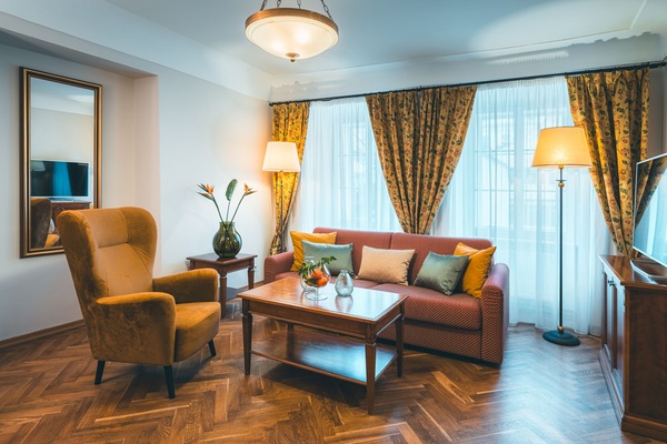 Premium-Suite (Prestige) | Allergikerbettwaren, Minibar, Zimmersafe, individuell dekoriert