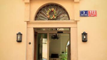 The entrance of a building with a sign reading "Appia Residences" and a street sign indicating "3 Sporkova, 322 Mala Strana Praha 1".