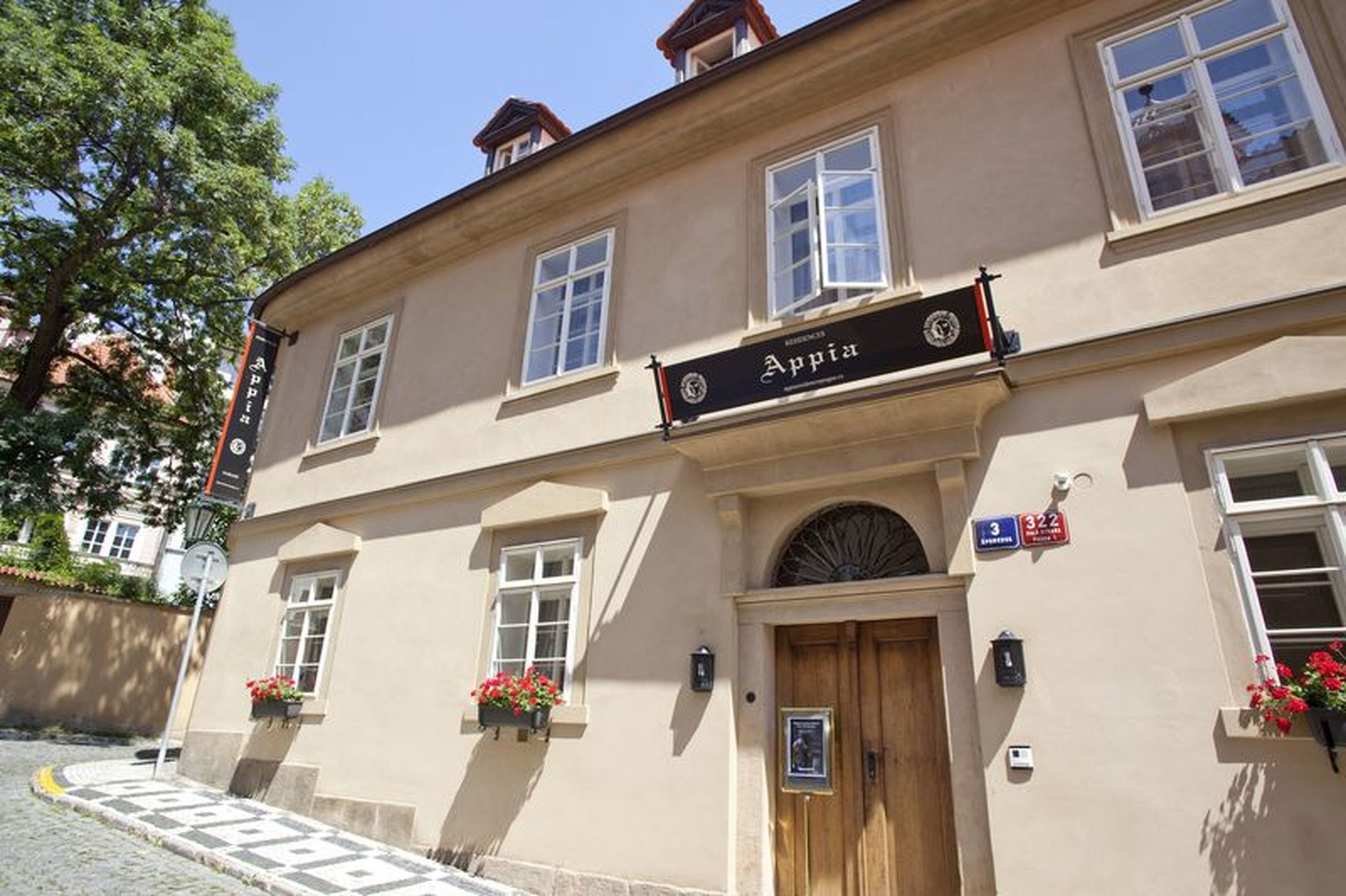 Un bâtiment sur lequel on peut lire l’inscription « Appia » au-dessus de l’entrée.