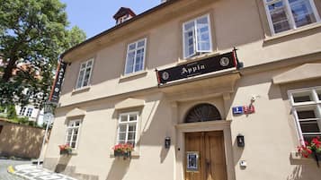 Un bâtiment sur lequel on peut lire l’inscription « Appia » au-dessus de l’entrée.