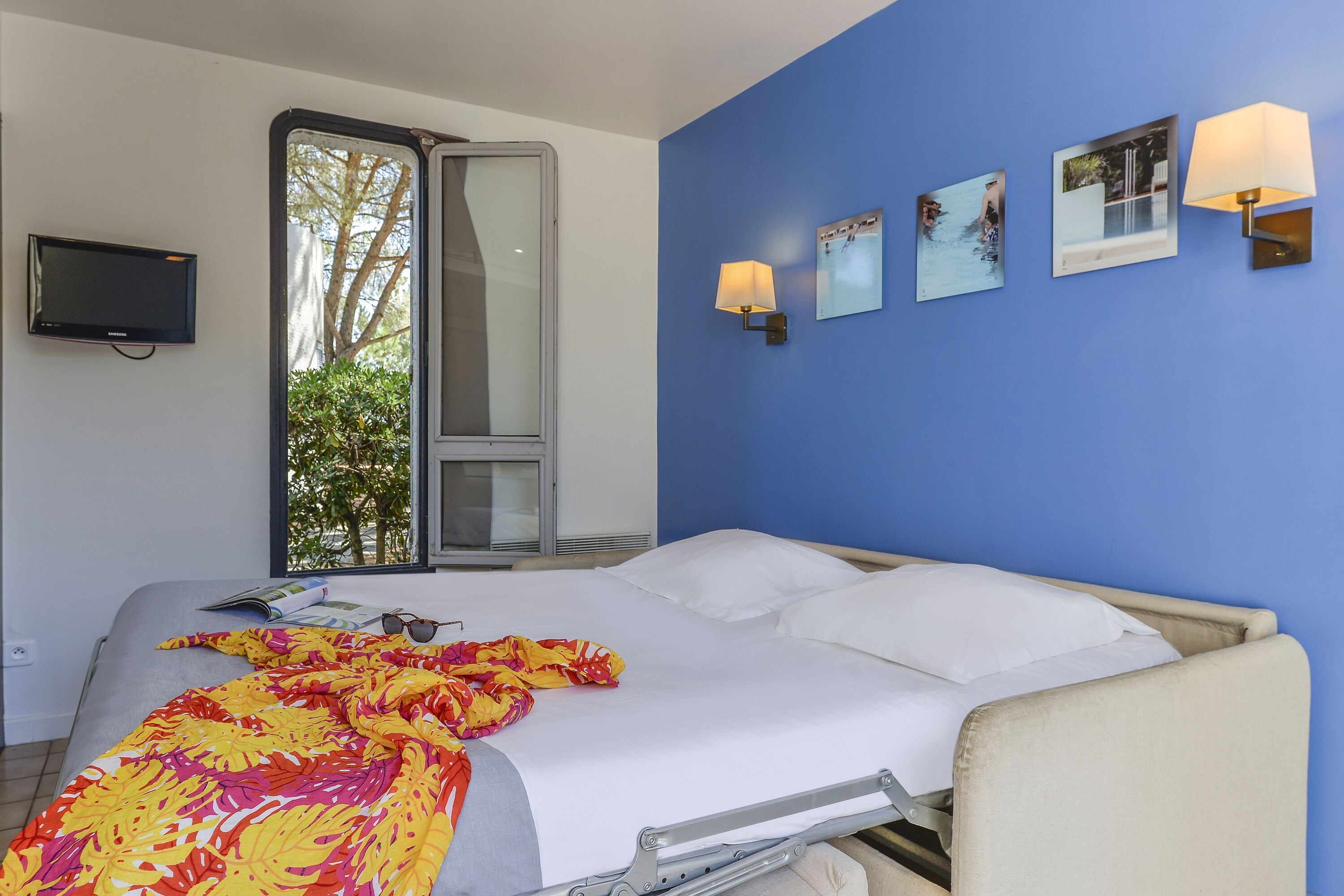 Free WiFi, bed sheets