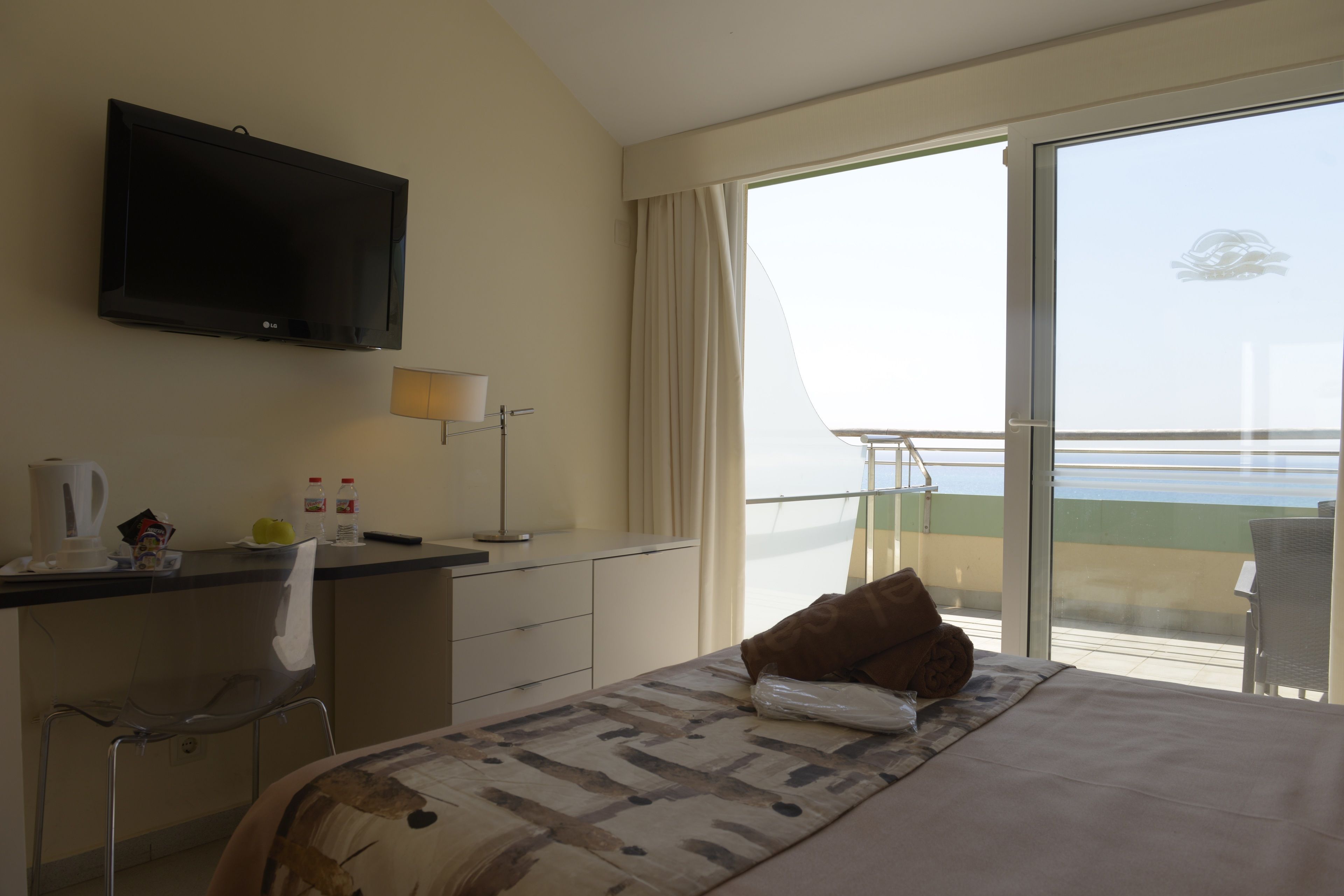 24-inch flat-screen tv with digital channels, tv