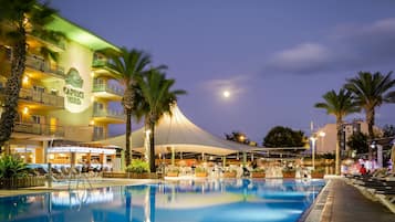 Seasonal outdoor pool, pool umbrellas, sun loungers