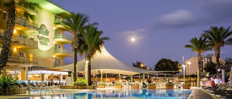 Seasonal outdoor pool, pool umbrellas, sun loungers