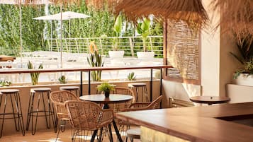 Bar en bord de piscine