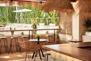 Bar en bord de piscine