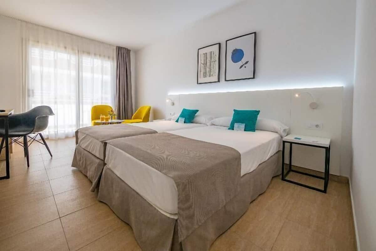 Premium bedding, down comforters, minibar, in-room safe