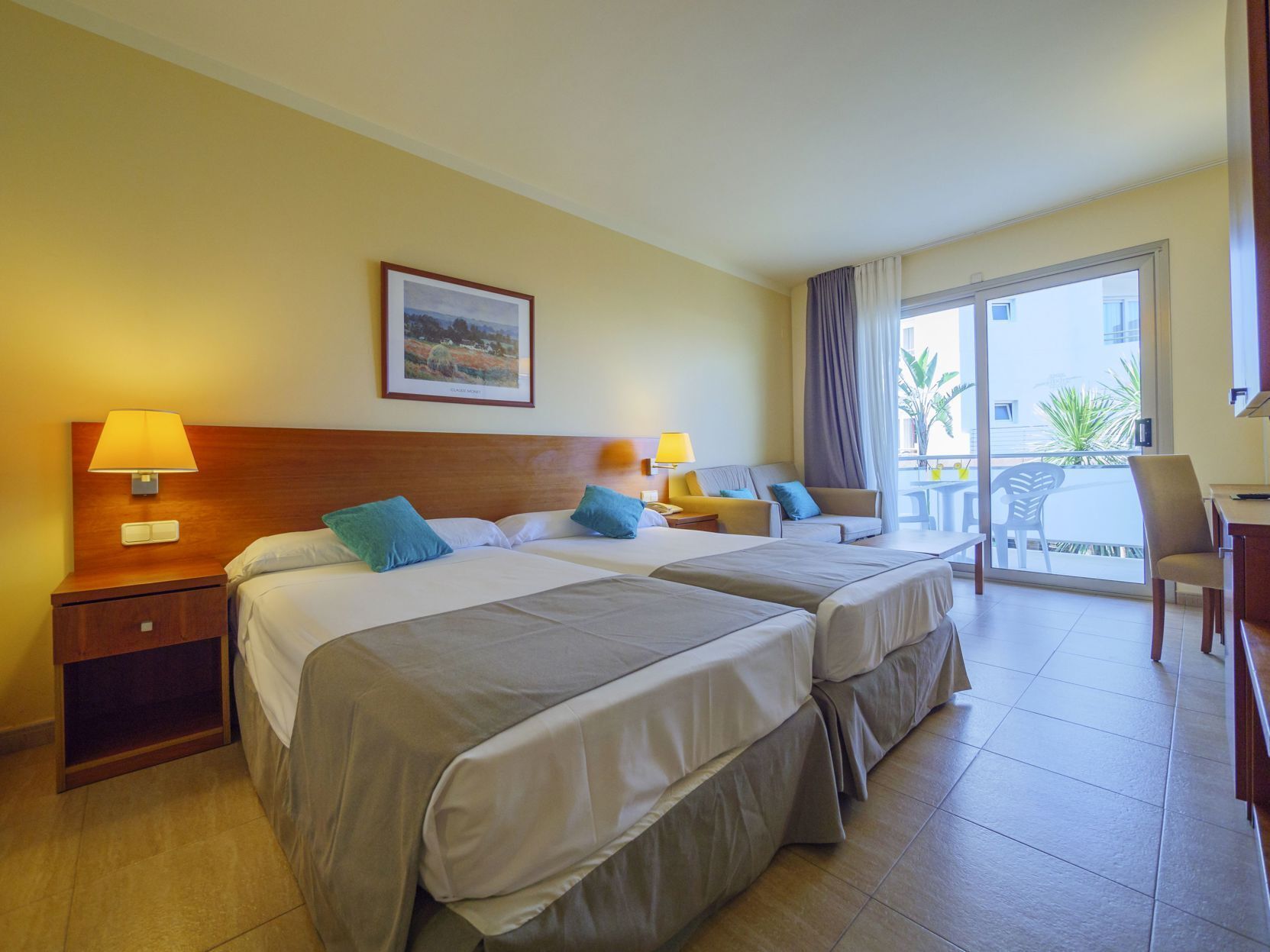 Ropa de cama de alta calidad, edredones de plumas, minibar y caja fuerte
