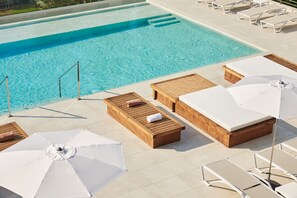 Piscine extérieure, parasols de plage, chaises longues