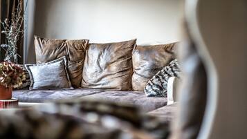 Un sofá con varios cojines en una habitación.