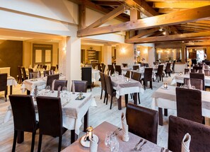 Petit déjeuner et déjeuner servis sur place, restauration en plein air