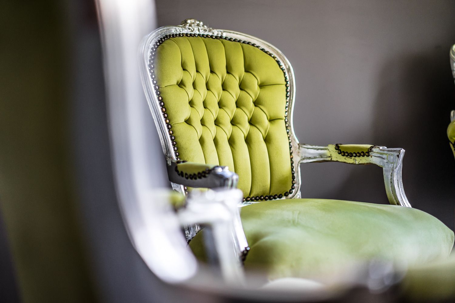 Une chaise de style vintage, dotée d’un dossier capitonné et d’un siège rembourré.