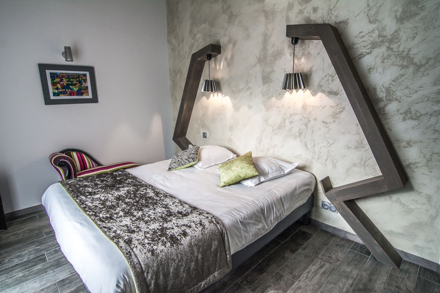 Una camera da letto moderna con un letto, una sedia e un design di parete originale.