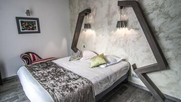 Una camera da letto moderna con un letto, una sedia e un design di parete originale.