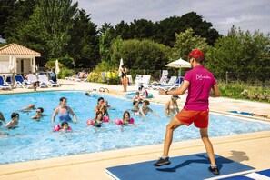 Seasonal outdoor pool, pool umbrellas, sun loungers