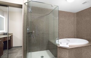 Suite, 2 Schlafzimmer, Nichtraucher, Balkon | Dusche im Bad