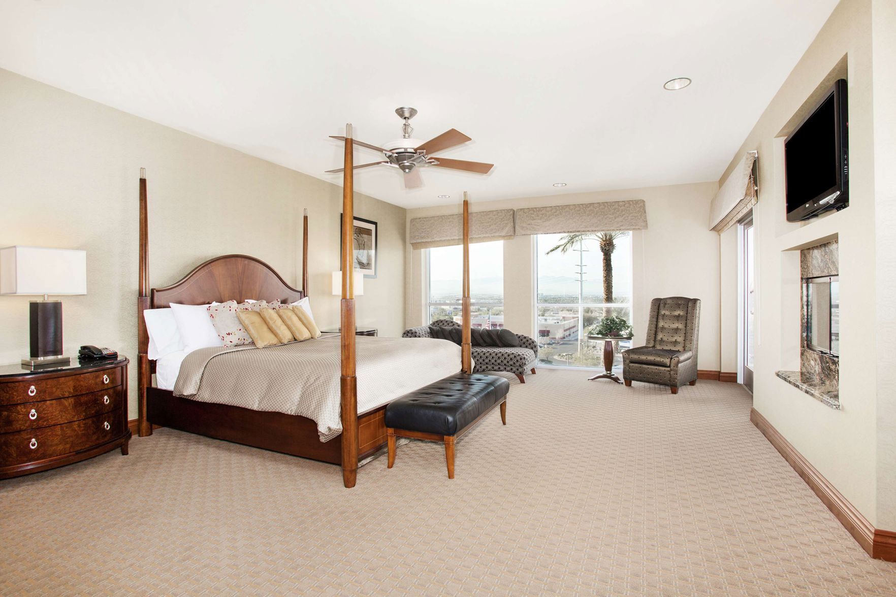 Minibar, värdeförvaringsskåp på rummet och skrivbord