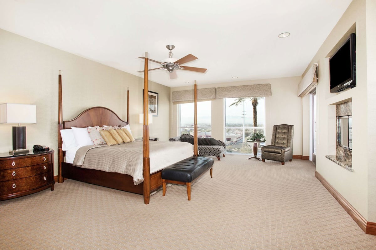 Minibar, in-room safe, desk, iron/ironing board