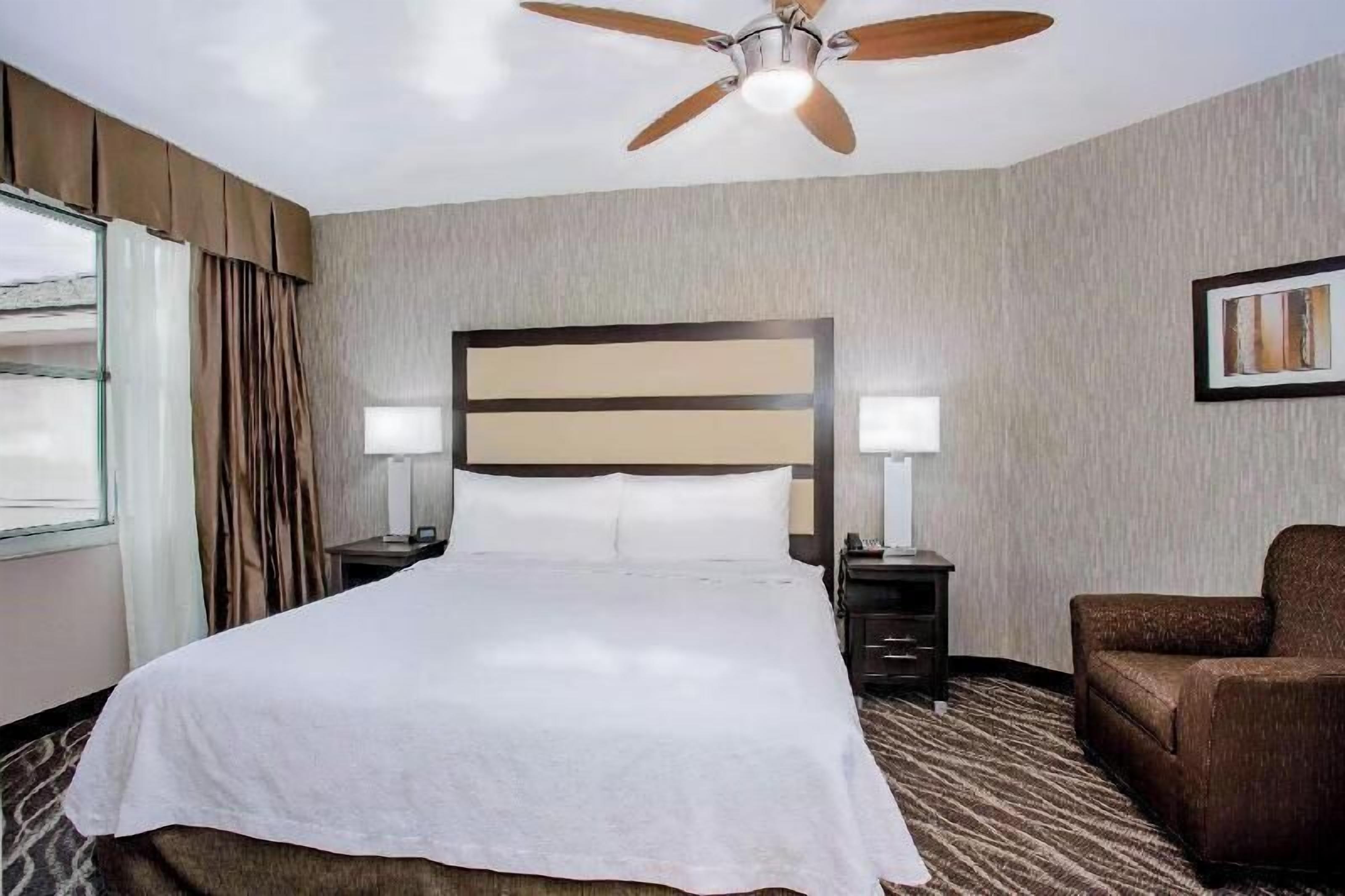 Minibar, värdeförvaringsskåp på rummet och skrivbord