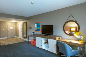 Caja de seguridad en la habitación y tabla de planchar con plancha 