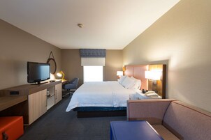 Caja de seguridad en la habitación y tabla de planchar con plancha 