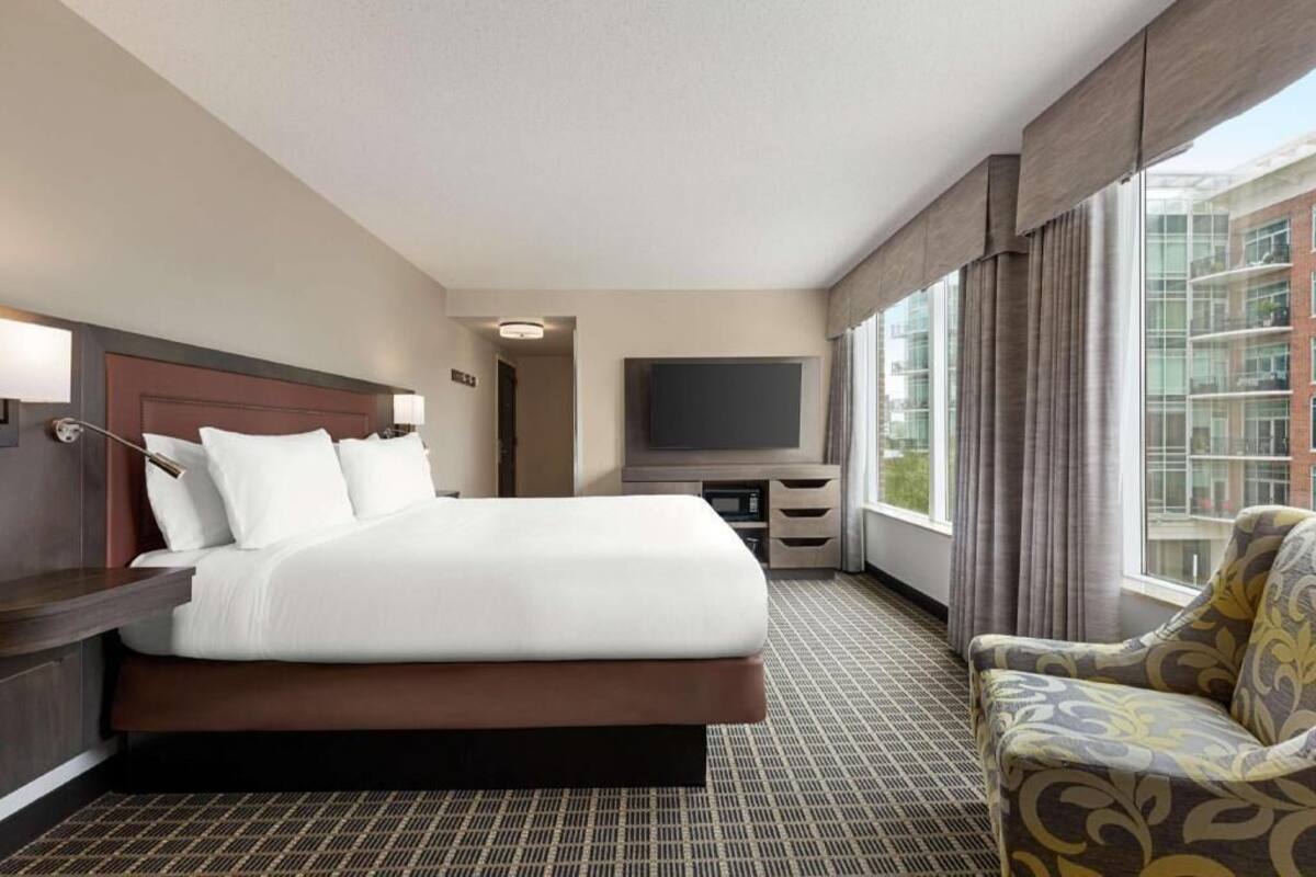 Down comforters, in-room safe, desk, iron/ironing board