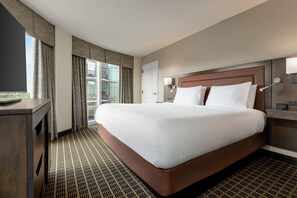 Down comforters, in-room safe, desk, iron/ironing board - Hampton Inn & Suites Greenville-Downtown-RiverPlace (Greenville)