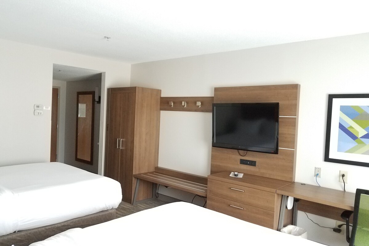 Standard Room, 2 Queen Beds | In-room safe, desk, iron/ironing board, WiFi (free)
